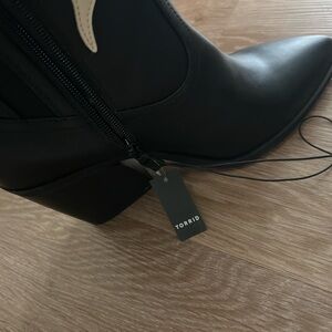 Cowboy boots 👢 great buy black detailed in white sinking brand new 🆕